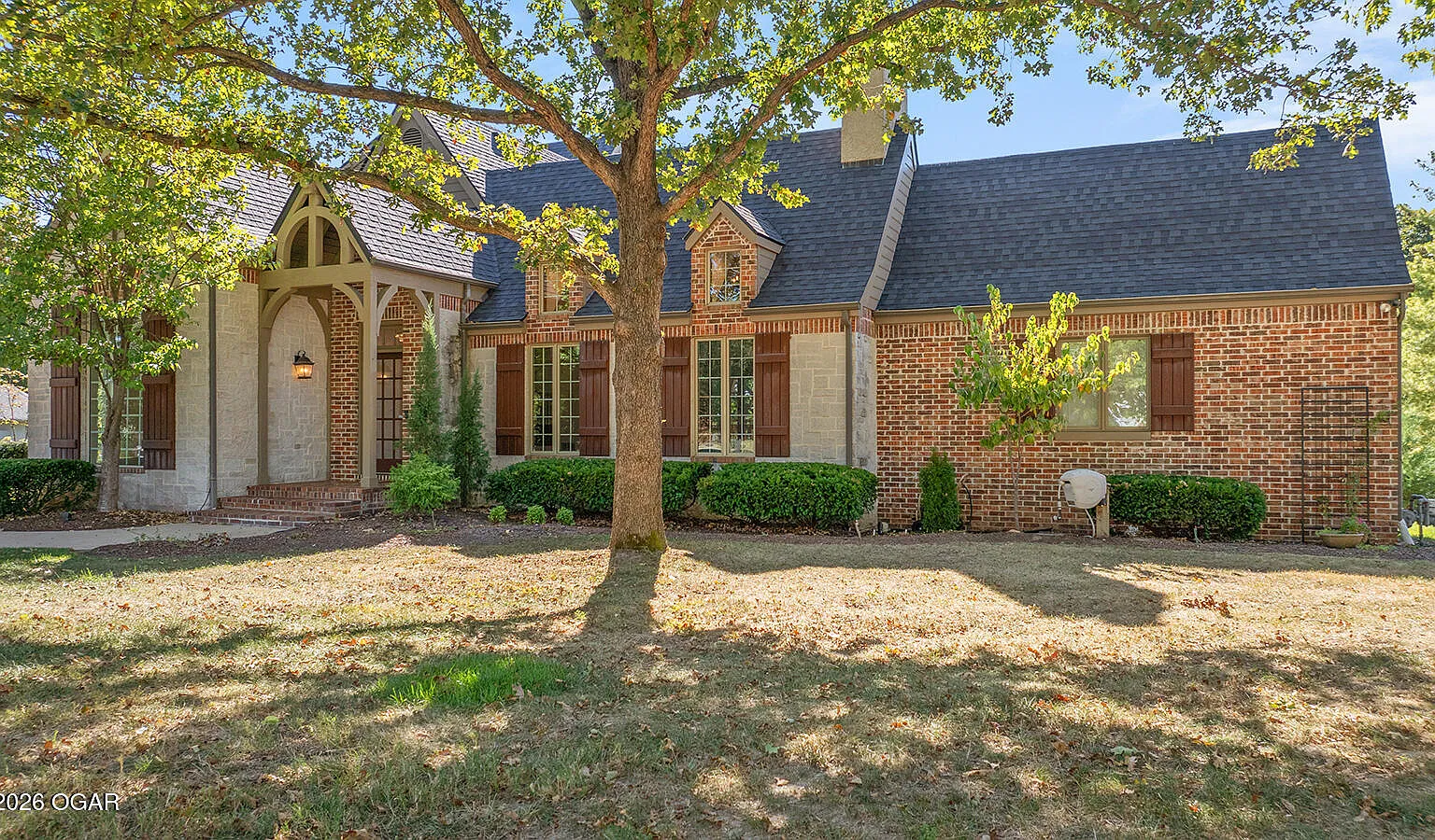 5 bed, 4.5 bath, 5117 sqft, $8,500 — Photo 2