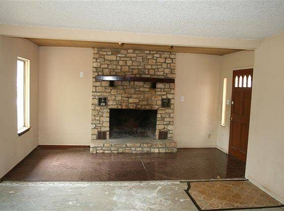 3rd image of 135 W Bluebriar Dr