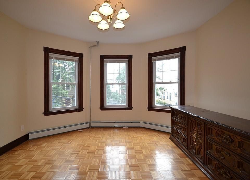 Hardwood & natural light!