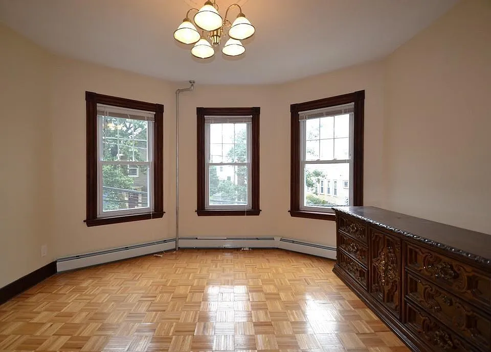 Hardwood & natural light!