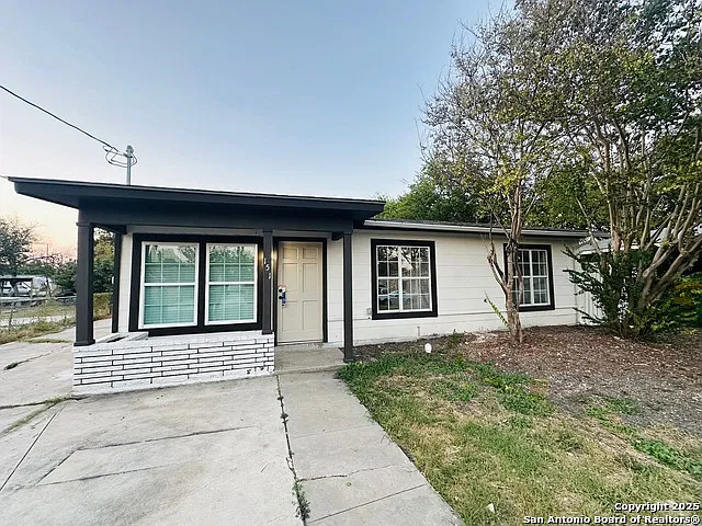 4 bed, 2.0 bath, 1656 sqft, $1,750 — Photo 2