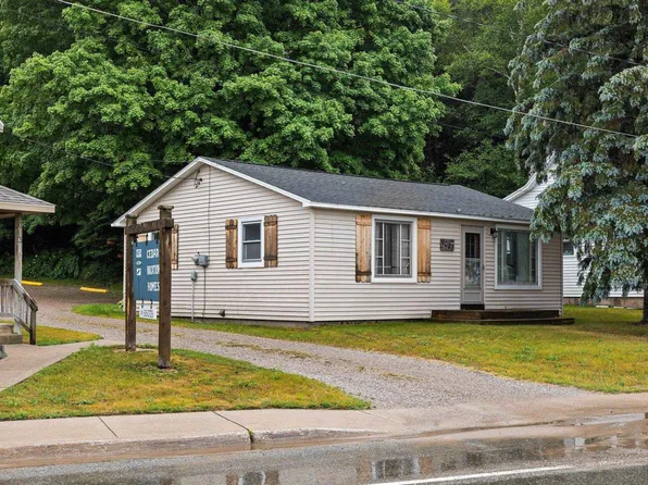9097 S Kasson St, Cedar, MI 49621