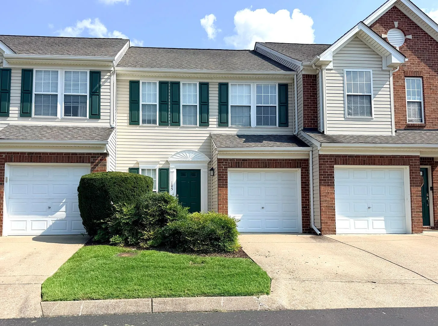West Nashville 3/2.5 Townhouse - Clubhouse - Pool - Garage - Pets Okay - Patio — Photo 2