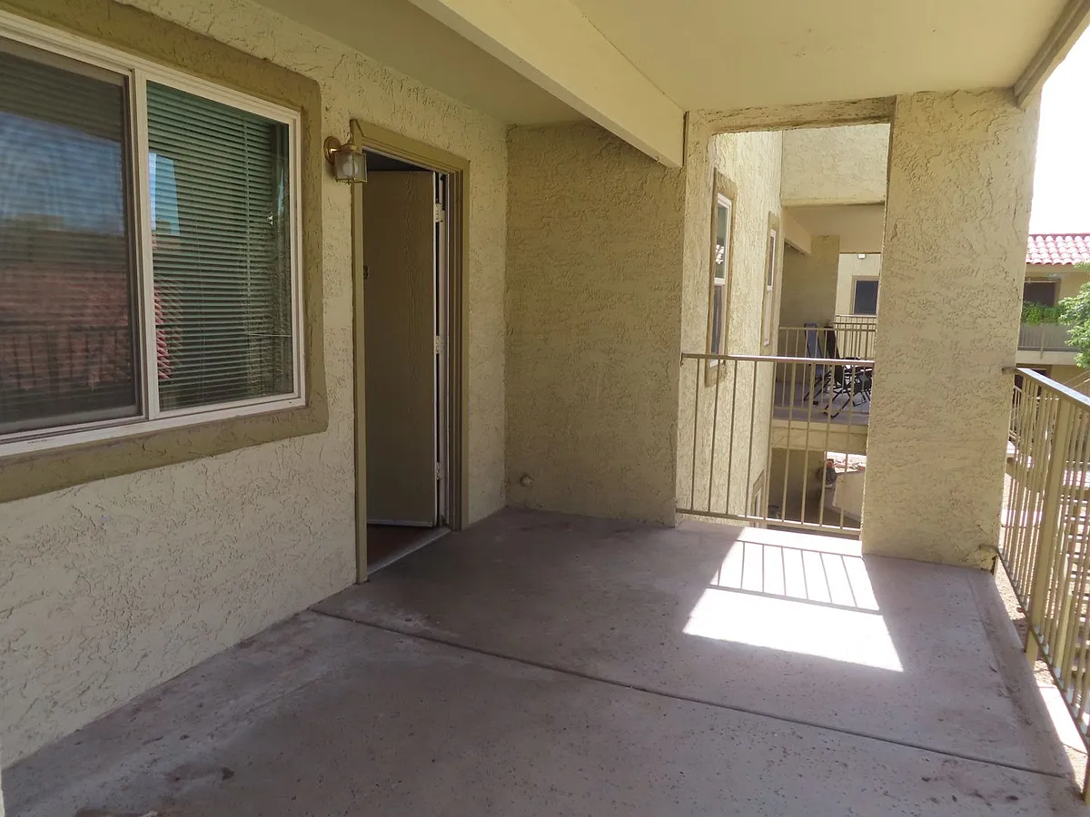 Building Photo - 2220 W Dora St #203