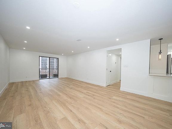 5th image of 20928 Valley Forge Cir #928