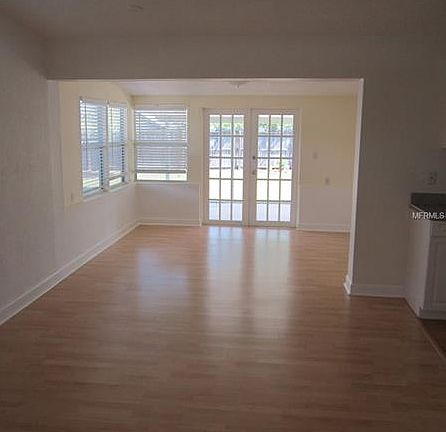 3rd image of 111 62nd Ave NE