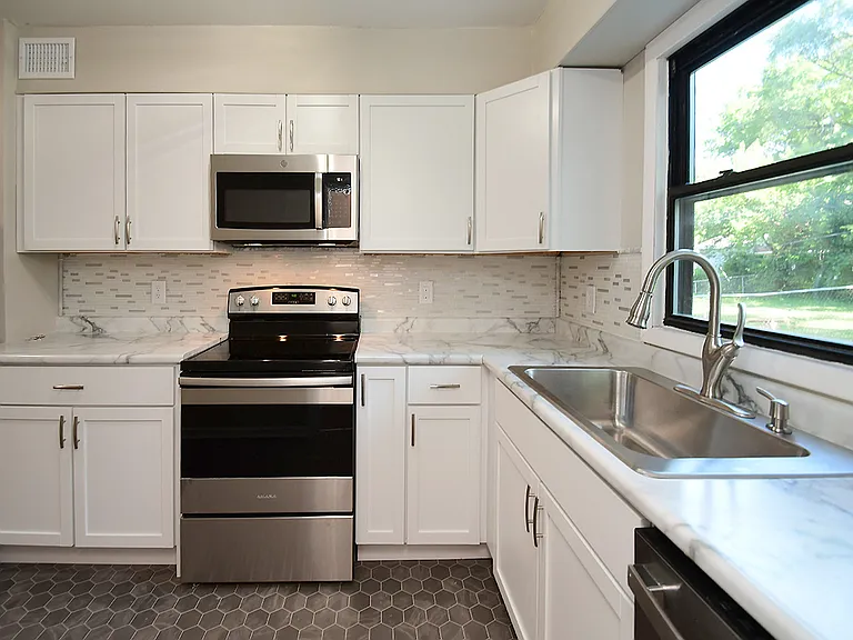 6010 Evans St — Photo 2