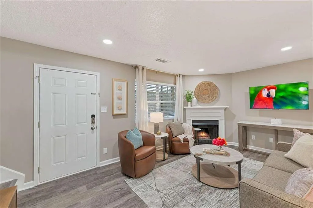 3 bed, 2.5 bath, $4,650 — Photo 1