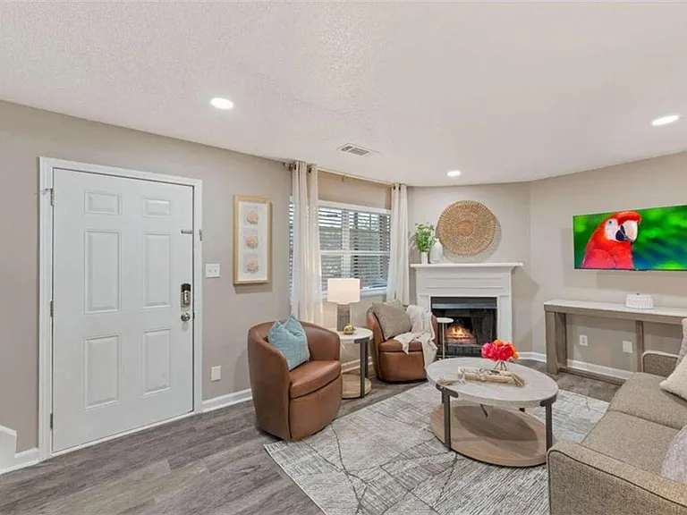 124 Bentley Pkwy — Photo 1
