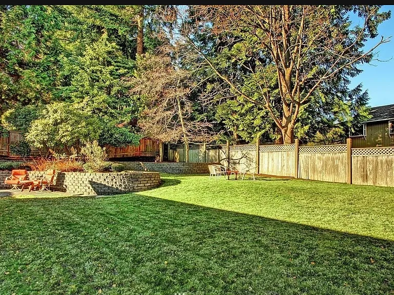 10220 NE 21st Pl — Photo 2