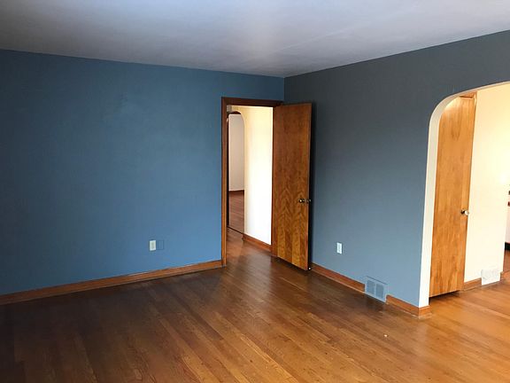 3rd image of 780 N Buhl Farm Dr