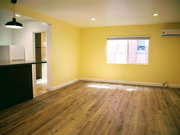 3rd image of 720 S Mariposa Ave