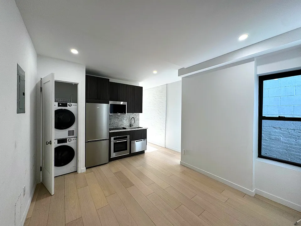 225 E 25th St #3B