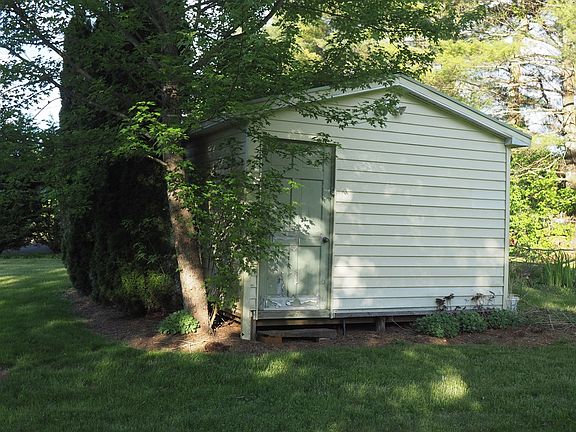 4th image of 19 Kingwood Ln