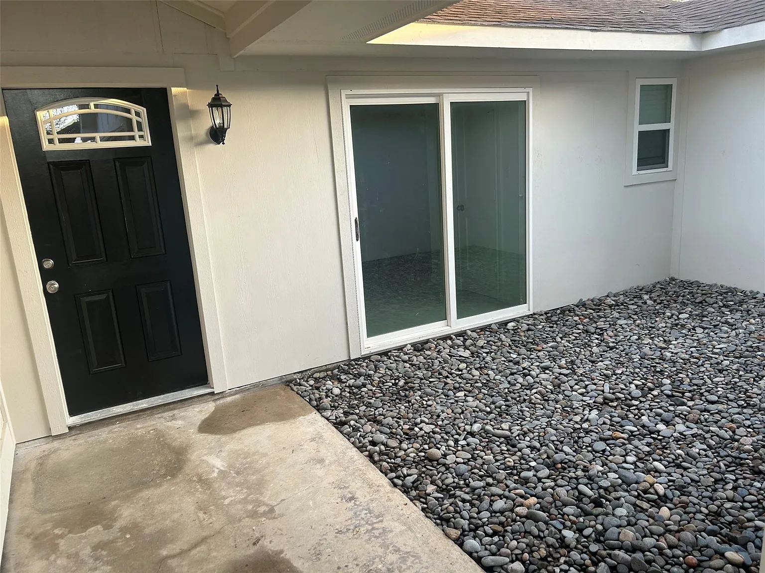 4 bed, 2.0 bath, 1593 sqft, $2,400 — Photo 2