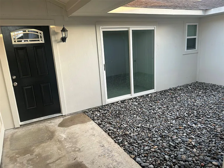 14207 Greenway Dr — Photo 2