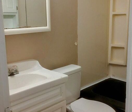 5th image of 422 W 10th St #4