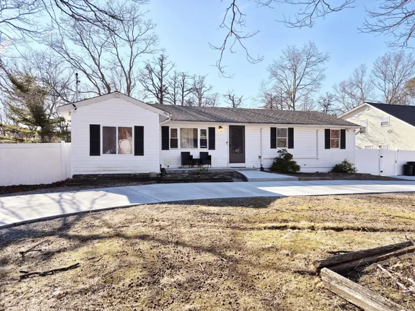149 W End Avenue, Shirley, NY 11967