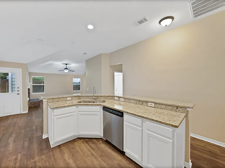 5708 McKinley Ln — Photo 7