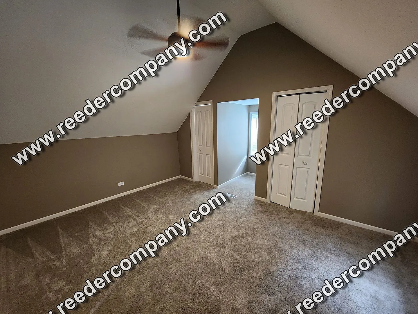Spacious 2 bedroom 1 bath house near train station for easy commute. — Photo 4