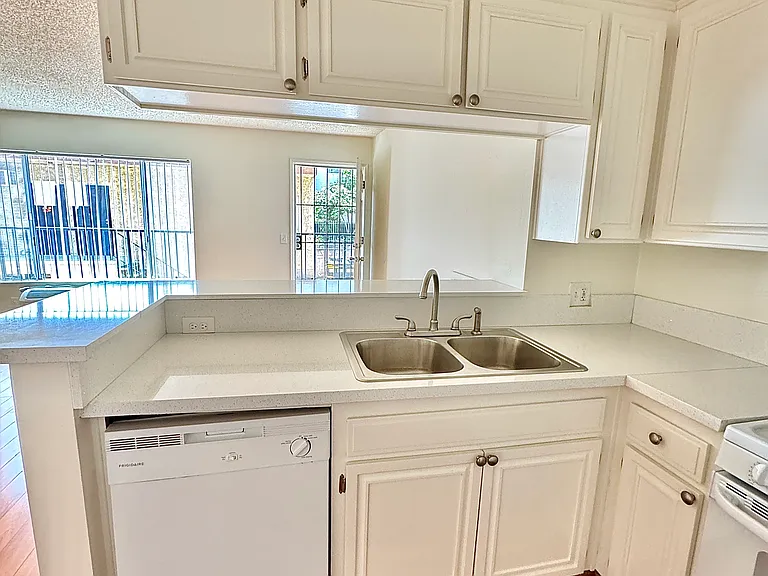 5229 Riverton Ave #10 — Photo 8