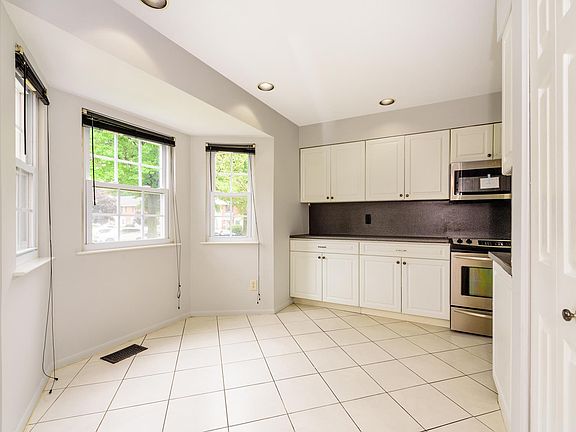 2nd image of 204 Palo Alto Dr