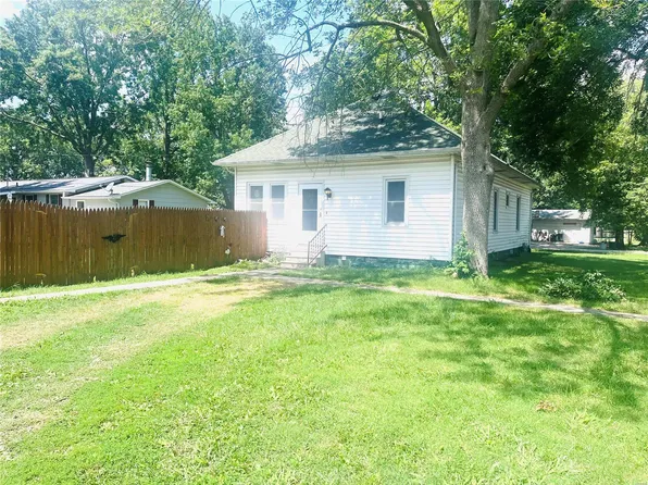724 Miller St, Nokomis, IL 62075