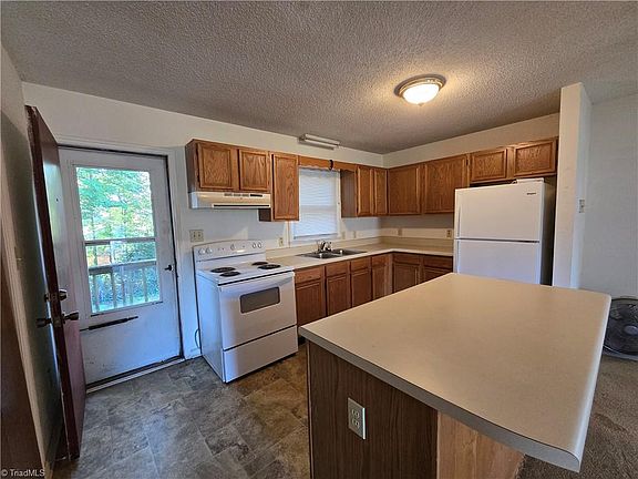 4th image of 627 Garrett St