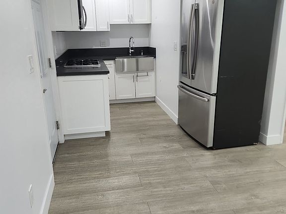 4th image of 6602 Woodlake Ave