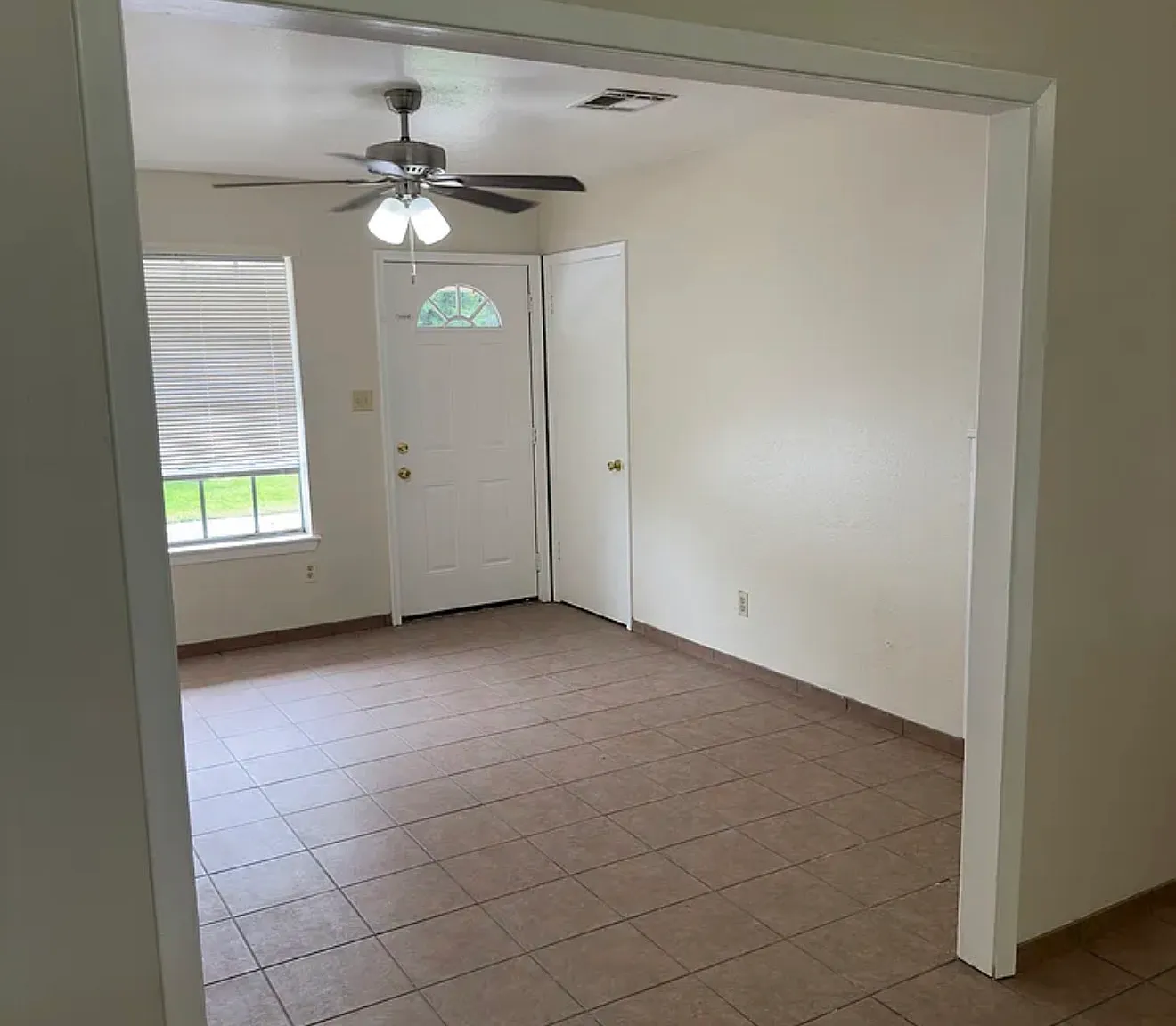 3 bed, 997 sqft, $1,400 — Photo 3