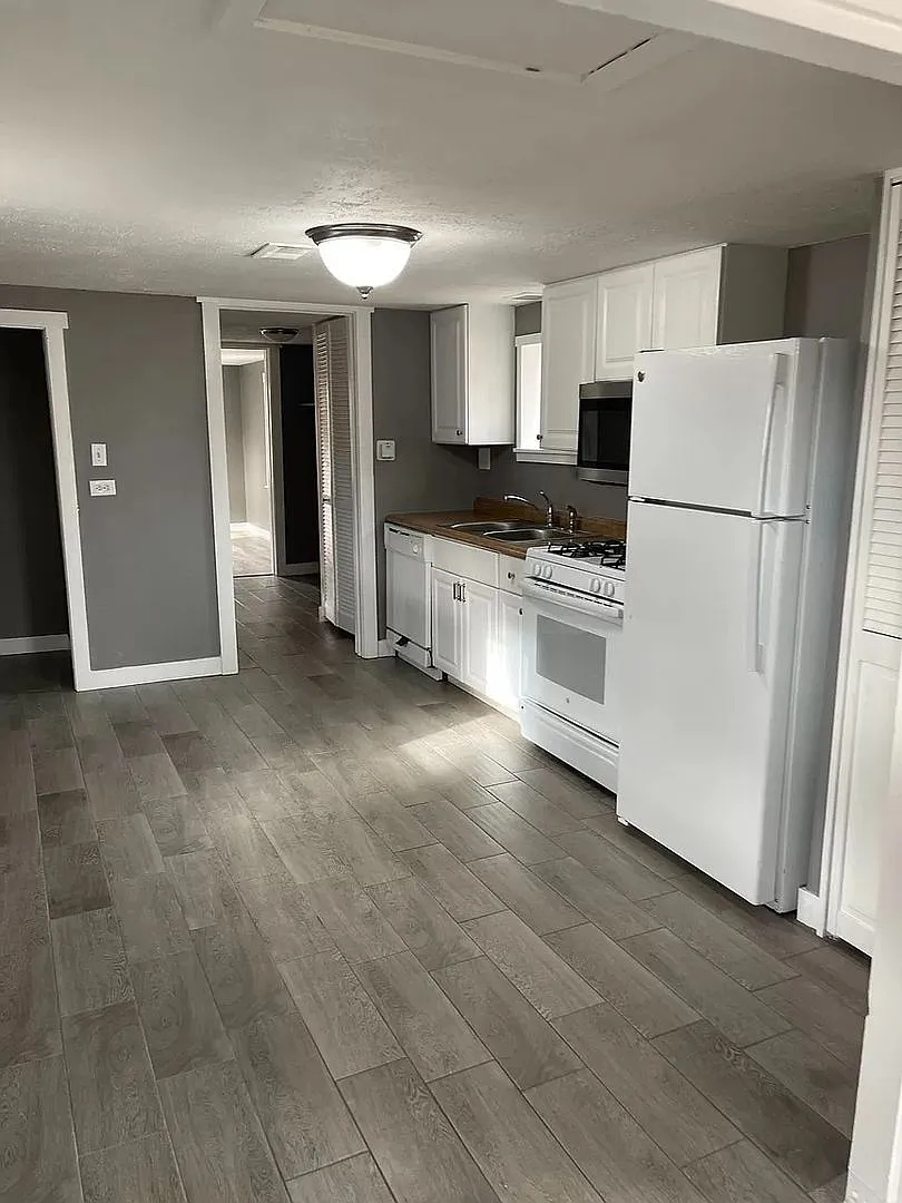 Spacious Railroad Style 1 bed/1 bath Home in Denver, CO- Available 8/21/26! — Photo 4