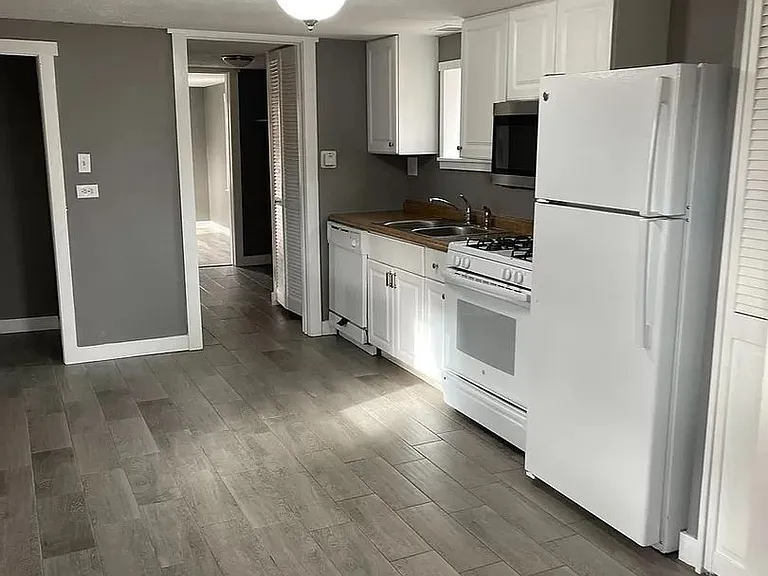 389 S Newton St — Photo 4