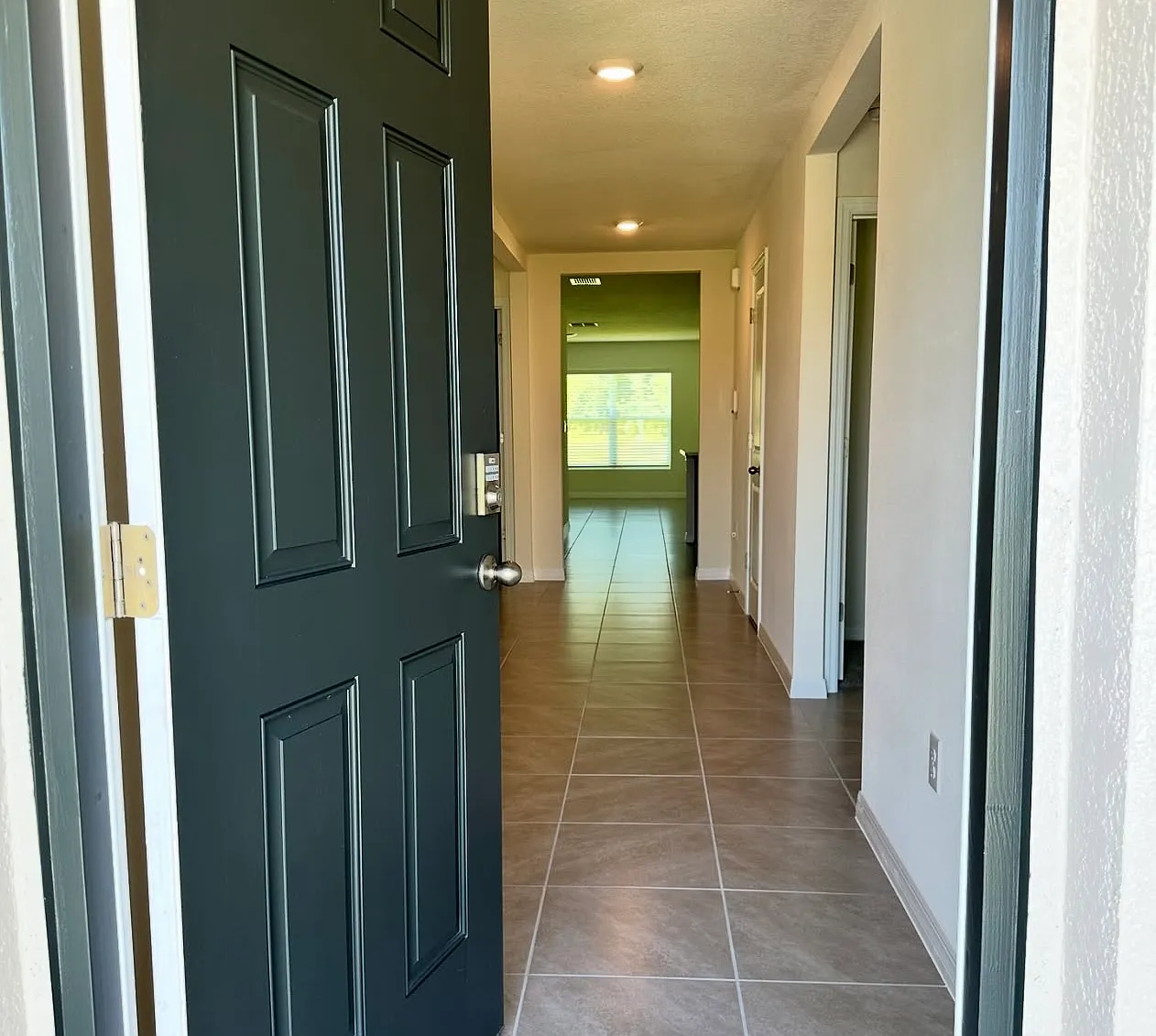 4 bed, 1828 sqft, $2,000 — Photo 2