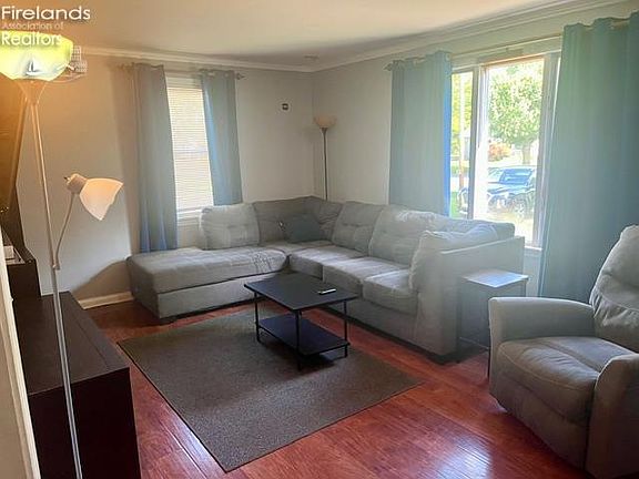 5th image of 51 Christie Ave