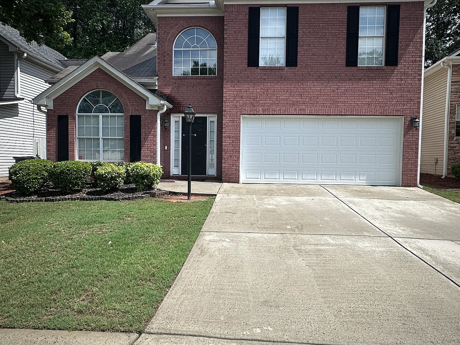 3 bed, 2.5 bath, 2002 sqft, $2,400 — Photo 1