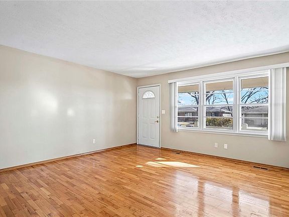 5th image of 819 Crawford Dr
