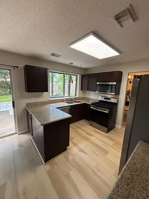 3 bed, 2.5 bath, 1775 sqft, $2,200 — Photo 3
