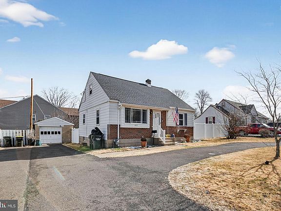 3rd image of 2411 Horsham Rd