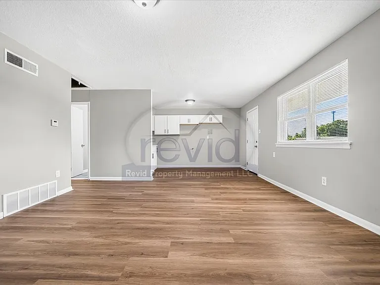 708 Hastings — Photo 16