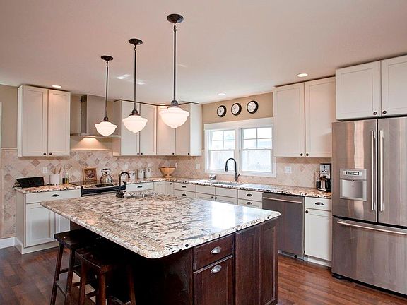 5th image of 650 Dahlia Ln
