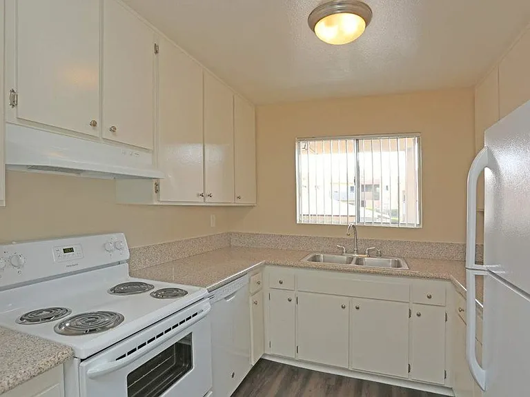 Villa Pacific Apartments — Photo 32