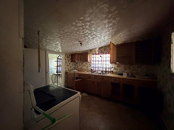 4th image of 123 Roosevelt St