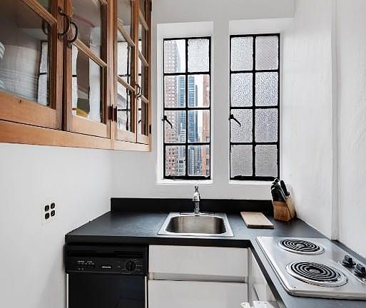 3rd image of 333 E 41st St APT 6F
