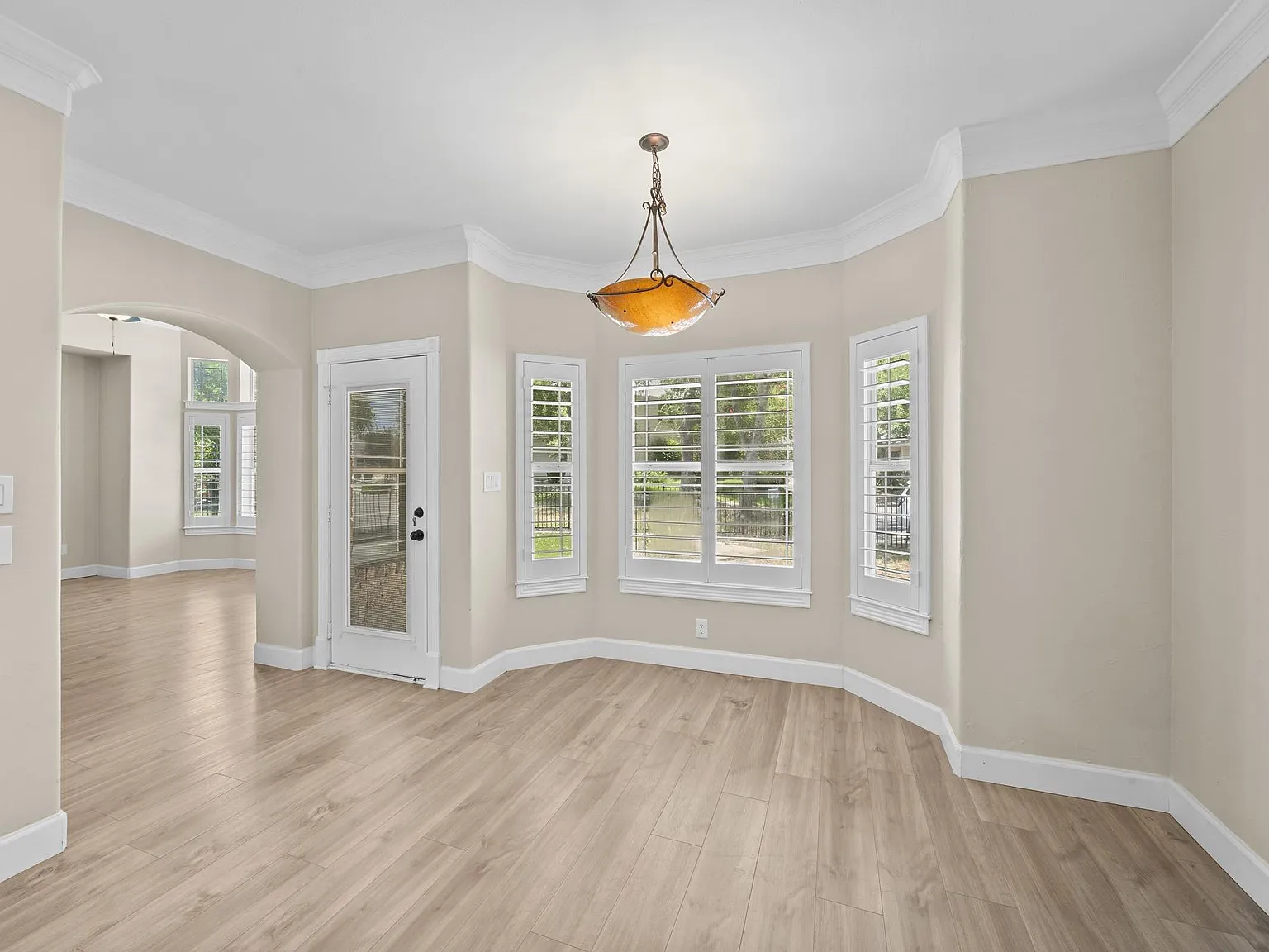 3 bed, 2.0 bath, 2603 sqft, $4,000 — Photo 4