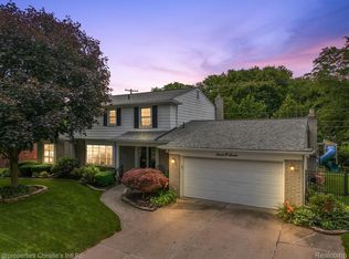 707 N Rosedale Ct, Grosse Pointe Woods, MI 48236