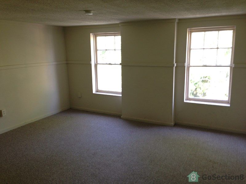 2nd image of 525 Green St