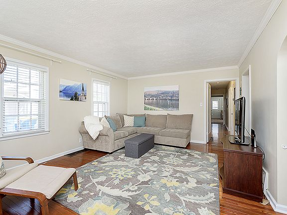 5th image of 6137 Rosslyn Ave