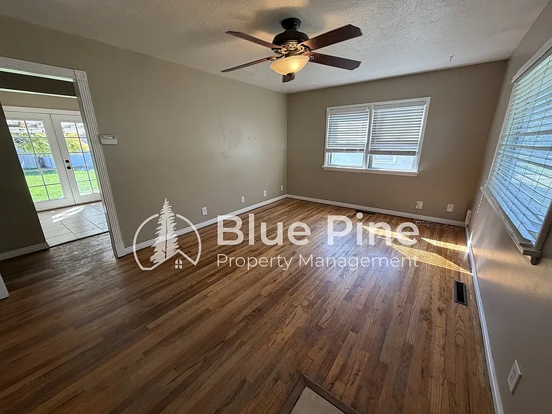 4 bed, 1.0 bath, 1440 sqft, $1,700 — Photo 2
