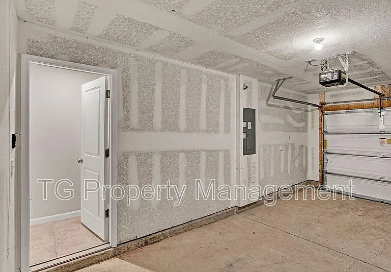 5958 Creekside Crossing Dr — Photo 17