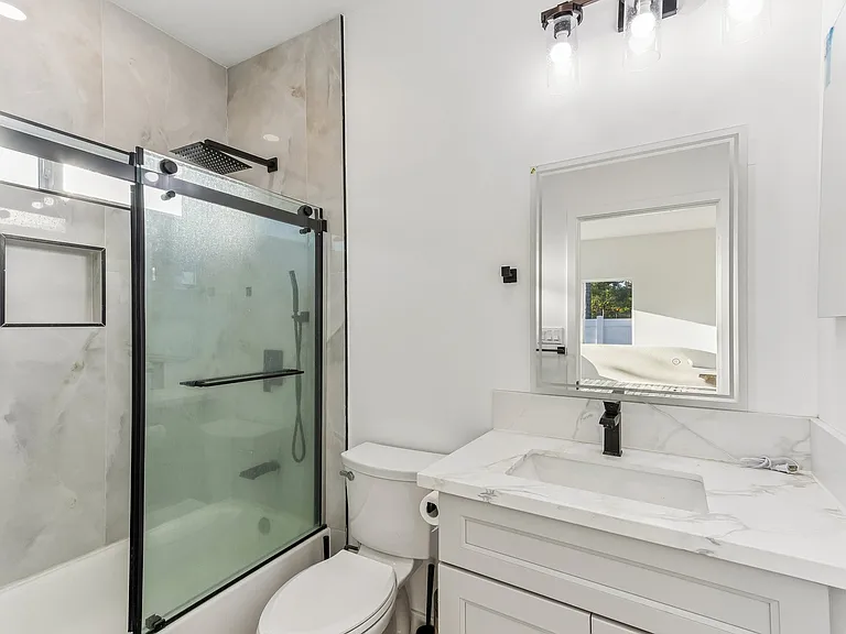 509 S Barranca St #B — Photo 11